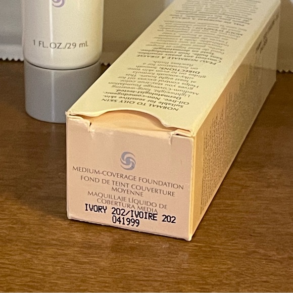 Mary Kay Medium Coverage Foundation Ivory 202 Gray Cap Retired Discontinued - Picture 3 of 3